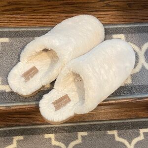 Koolaburra by UGG off white/ Cream Faux Fur Mules / Slippers